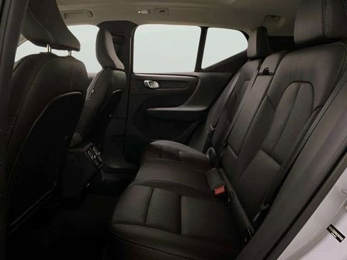 Used 2025 Volvo XC40 B5 Plus image 32