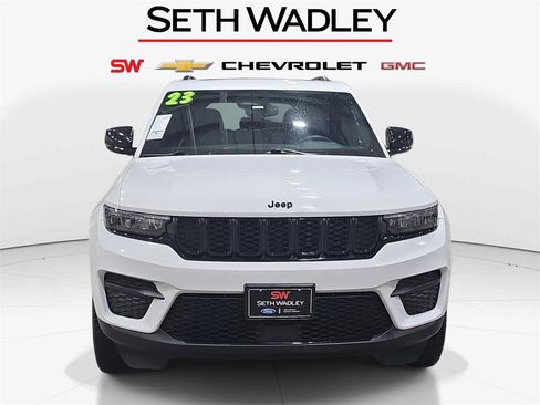 Used 2023 Jeep Grand Cherokee Altitude image 2