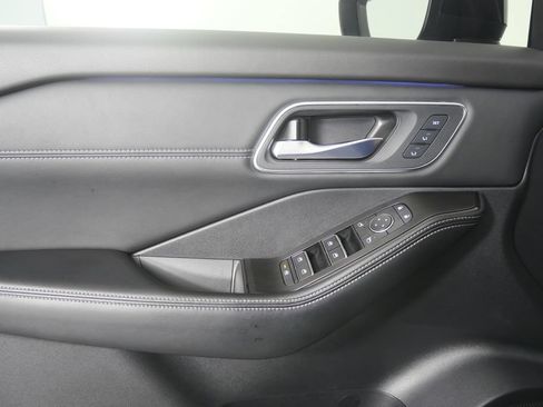Used 2025 Nissan Rogue Platinum w/ Tech Package FWD image 9
