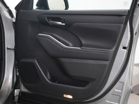 Used 2025 Toyota Highlander XSE image 12