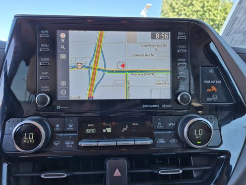 Used 2022 Toyota Highlander XLE AWD/4WD image 31