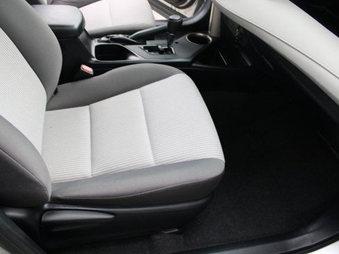 Used 2015 Toyota RAV4 LE FWD image 19