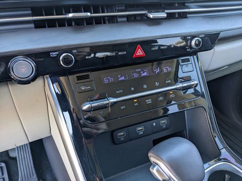 Used 2023 Kia Carnival EX image 29