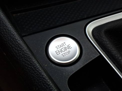 Certified 2025 Volkswagen Jetta SE FWD image 30