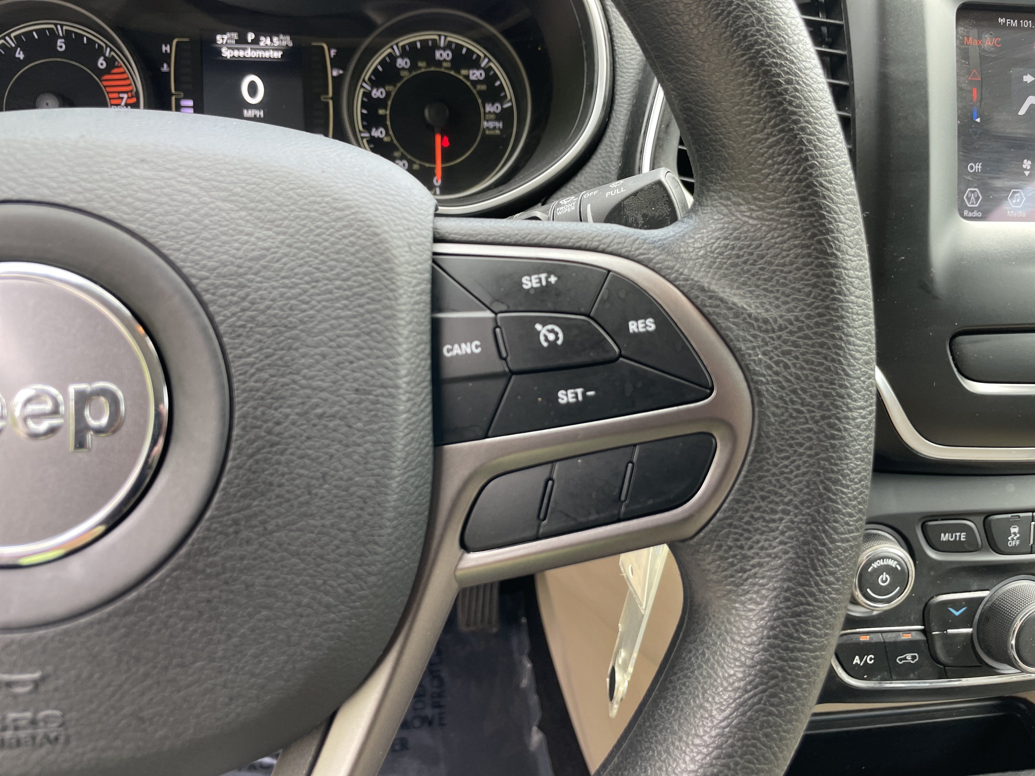 Used 2021 Jeep Cherokee Latitude FWD image 19