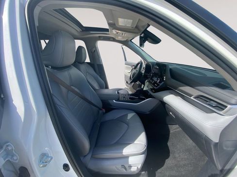 Used 2023 Toyota Highlander XLE AWD/4WD image 15