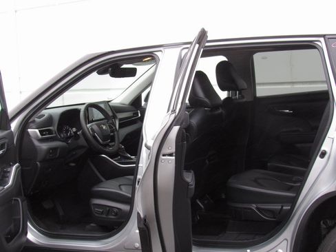 Certified 2022 Toyota Highlander XLE image 13