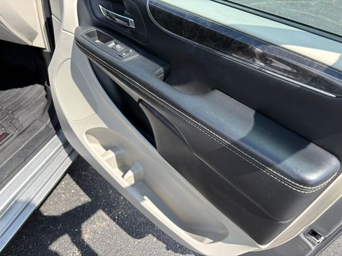 Used 2015 Chrysler Town & Country Touring-L w/ Driver Convenience Group FWD image 30