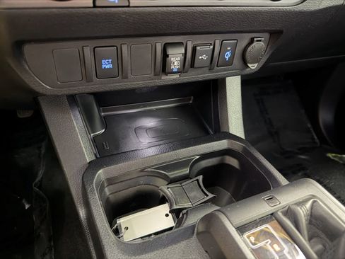 Used 2022 Toyota Tacoma TRD Off-Road AWD/4WD image 22