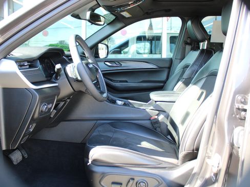 Certified 2024 Jeep Grand Cherokee Altitude image 10