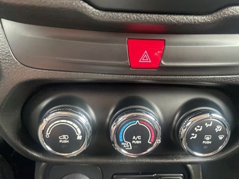 Used 2017 Jeep Renegade Latitude image 25