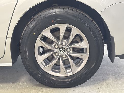 Used 2025 Toyota Sienna LE AWD/4WD image 45