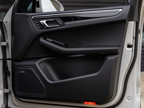 Certified 2026 Porsche Macan AWD/4WD image 42