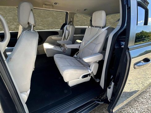 Used 2018 Dodge Grand Caravan SE w/ UConnect Hands-Free Group image 24