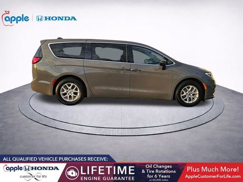 Used 2023 Chrysler Pacifica Touring-L image 4