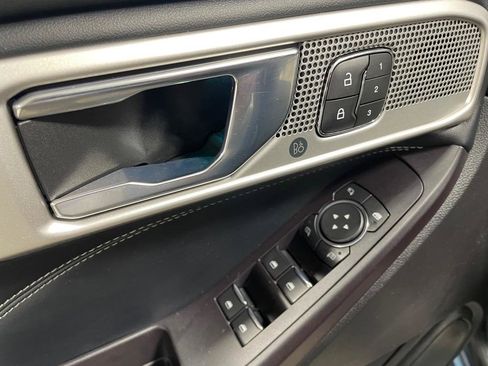 Used 2020 Ford Explorer Limited image 12