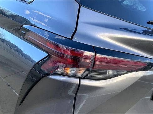 Used 2023 Toyota Sienna XLE image 28