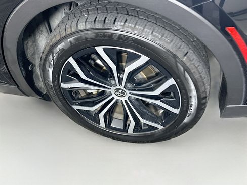 Used 2023 Toyota Crown XLE image 11