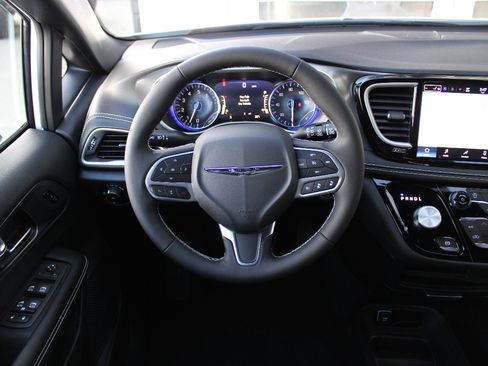 New 2026 Chrysler Pacifica Select image 13