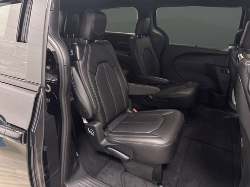 New 2026 Chrysler Pacifica Select AWD/4WD image 32