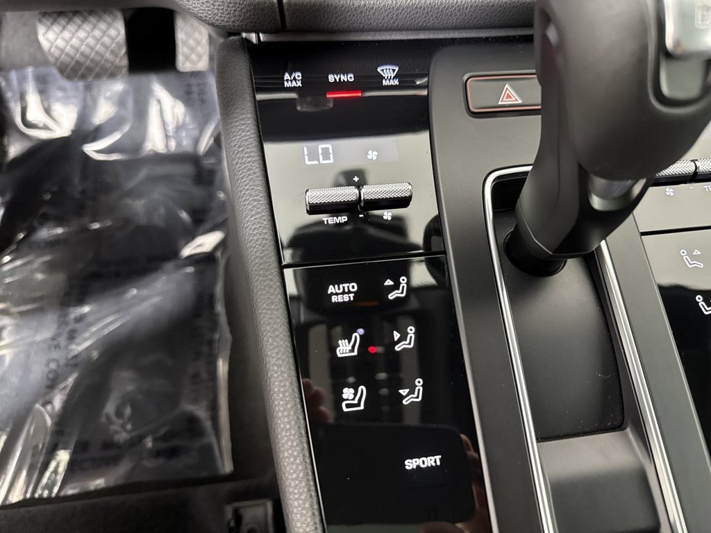 Certified 2023 Porsche Macan AWD/4WD image 31