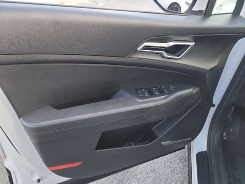 Used 2025 Kia Sportage LX image 16