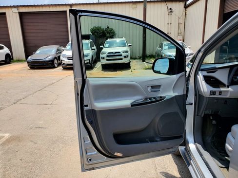 Used 2015 Toyota Sienna XLE FWD image 23