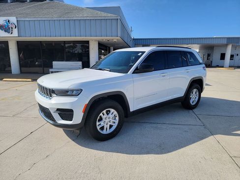 Used 2025 Jeep Grand Cherokee Laredo w/ Trailer Tow Package AWD/4WD image 1