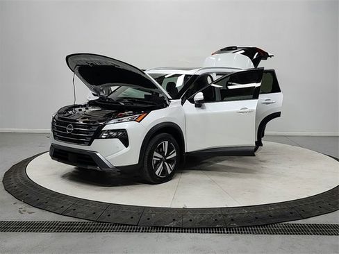 Used 2025 Nissan Rogue SL w/ SL Premium Package image 11