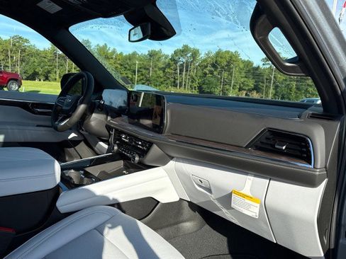 New 2025 Chevrolet Suburban Premier image 10