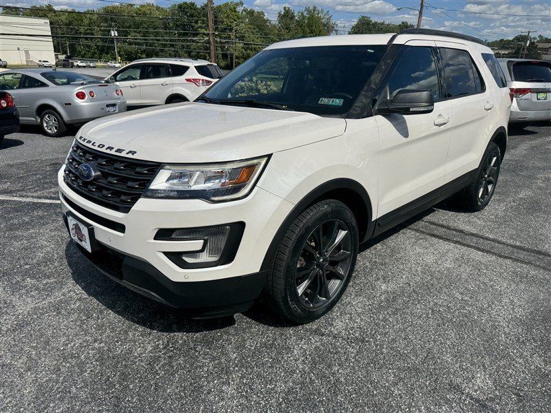 Used 2017 Ford Explorer XLT w/ Equipment Group 202A AWD/4WD image 4
