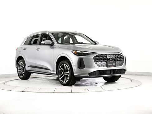 Certified 2025 Audi Q5 Premium w/ Convenience Package image 3