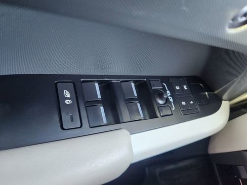 Used 2024 Land Rover Defender 110 SE AWD/4WD image 43