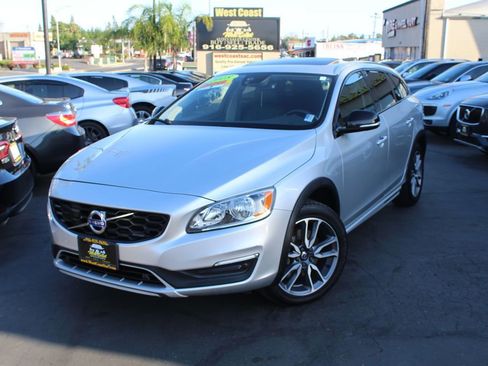 Used 2018 Volvo V60 T5 Cross Country image 37