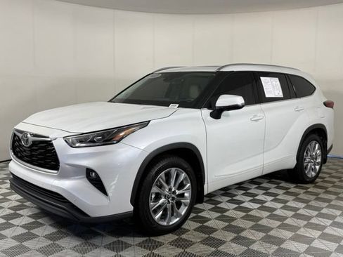 Used 2022 Toyota Highlander Limited AWD/4WD image 2