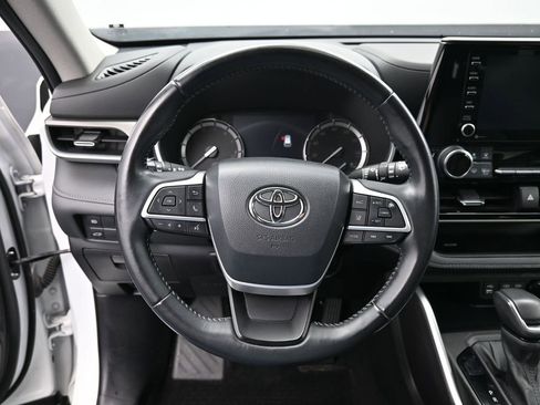 Used 2022 Toyota Highlander XLE AWD/4WD image 16