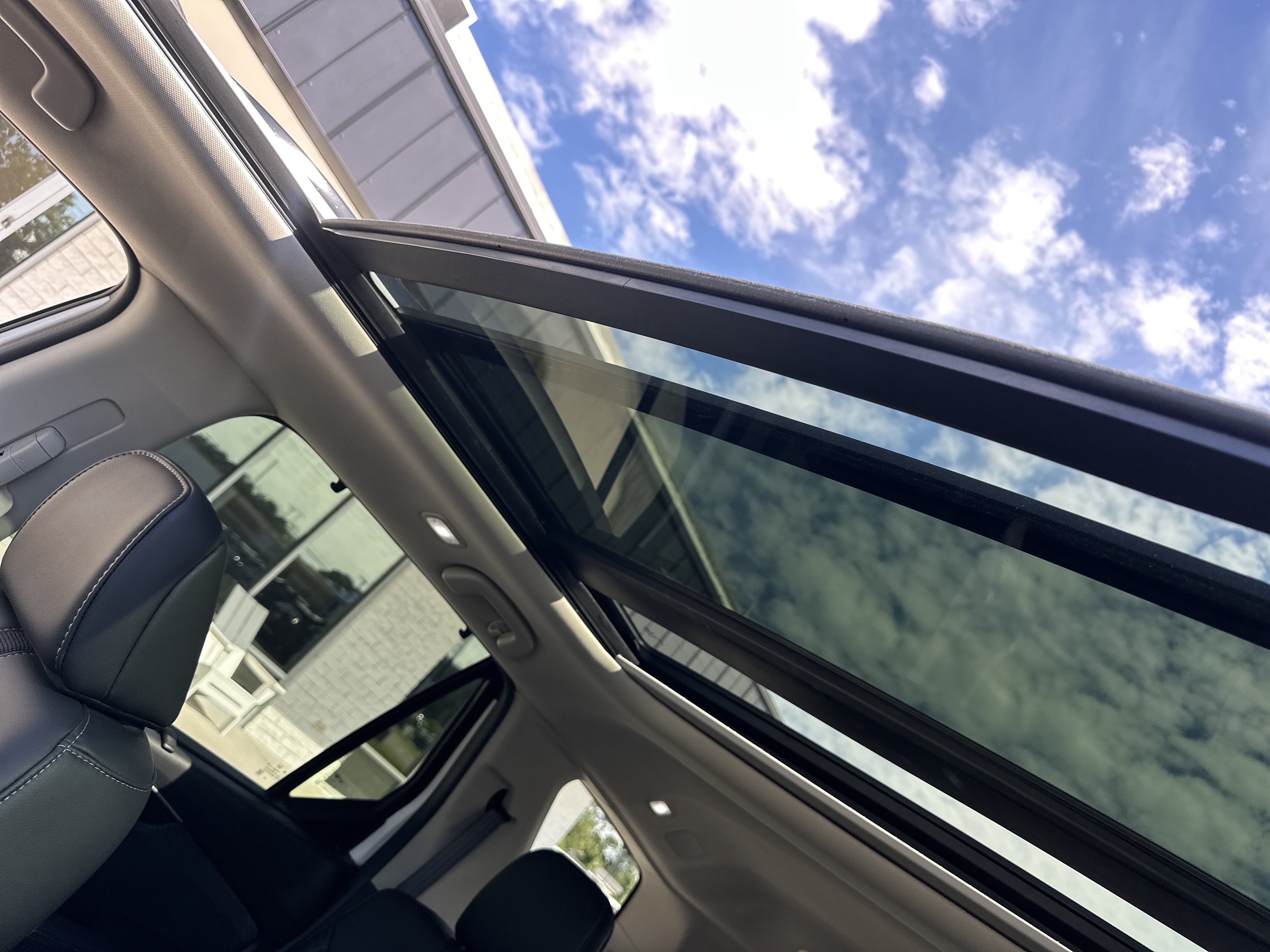 Used 2025 Honda Pilot Touring image 4