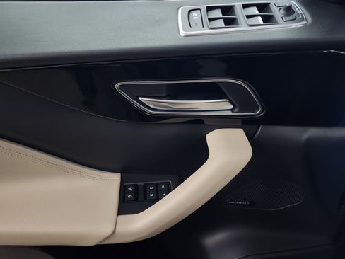 Used 2020 Jaguar F-PACE Premium image 17