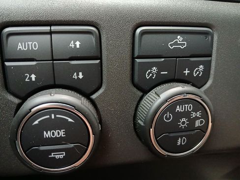 Used 2024 Chevrolet Silverado 1500 LT Trail Boss w/ Convenience Package II AWD/4WD image 28