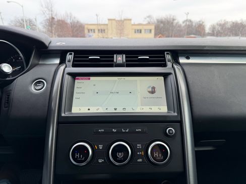 Used 2020 Land Rover Discovery Landmark image 13