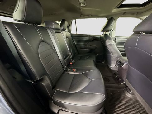 Used 2022 Toyota Highlander XLE image 17