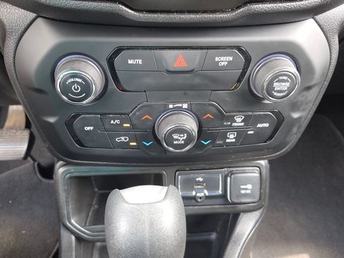 Used 2019 Jeep Renegade Latitude FWD image 23