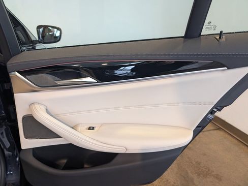 Used 2021 BMW M550i xDrive w/ Dynamic Handling Package image 27