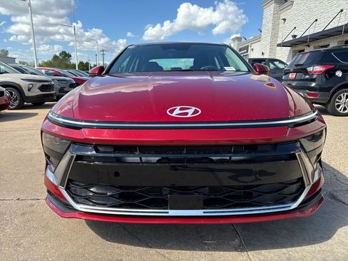Used 2024 Hyundai Sonata SEL FWD image 2