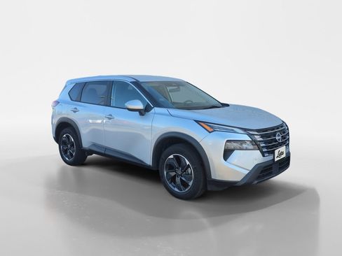 Used 2024 Nissan Rogue SV image 2