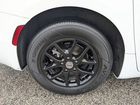 Used 2023 Chrysler Pacifica Touring-L FWD image 9