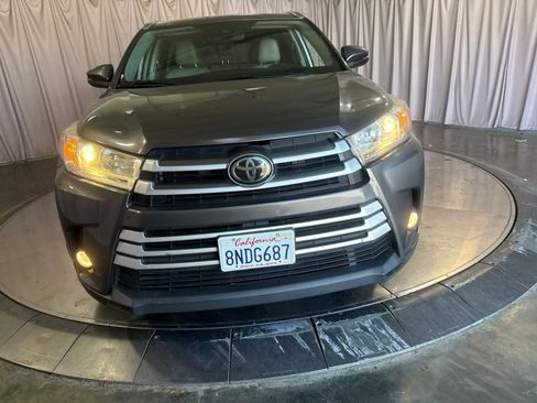 Used 2019 Toyota Highlander XLE FWD image 2
