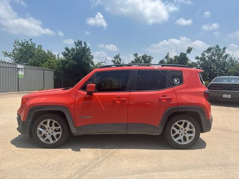 Used 2017 Jeep Renegade Latitude FWD image 2