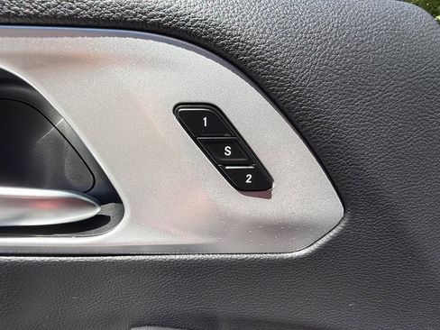 Used 2025 Chrysler Pacifica Limited FWD image 12