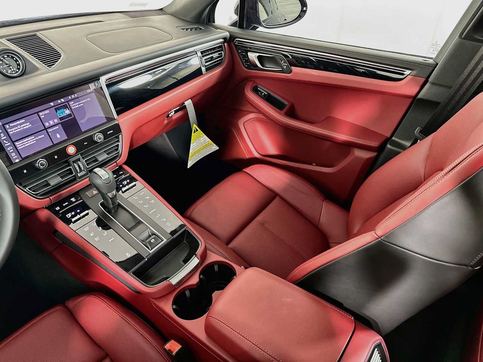 Certified 2025 Porsche Macan AWD/4WD image 25